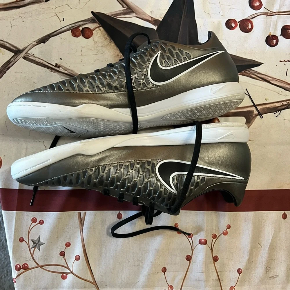 Nike Gray and Black Athletic Shoes with Textured Design - Picture 2 of 8